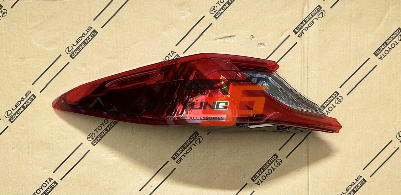 81561-06B60 Đèn hậu ngoài Camry LH