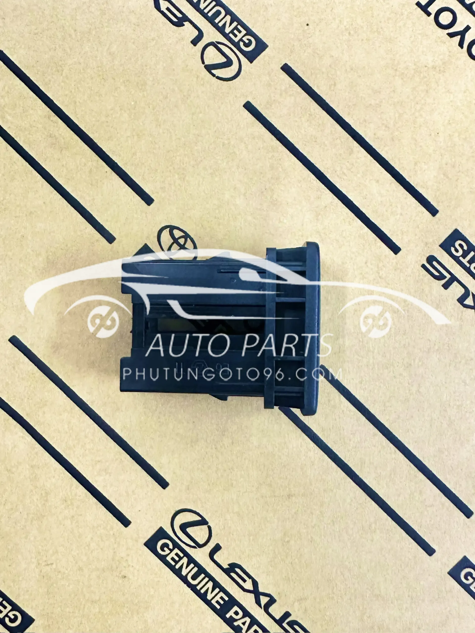 55539-KK030-C0 Nắp đậy lỗ chờ trên táp lô Innova - Fortuner