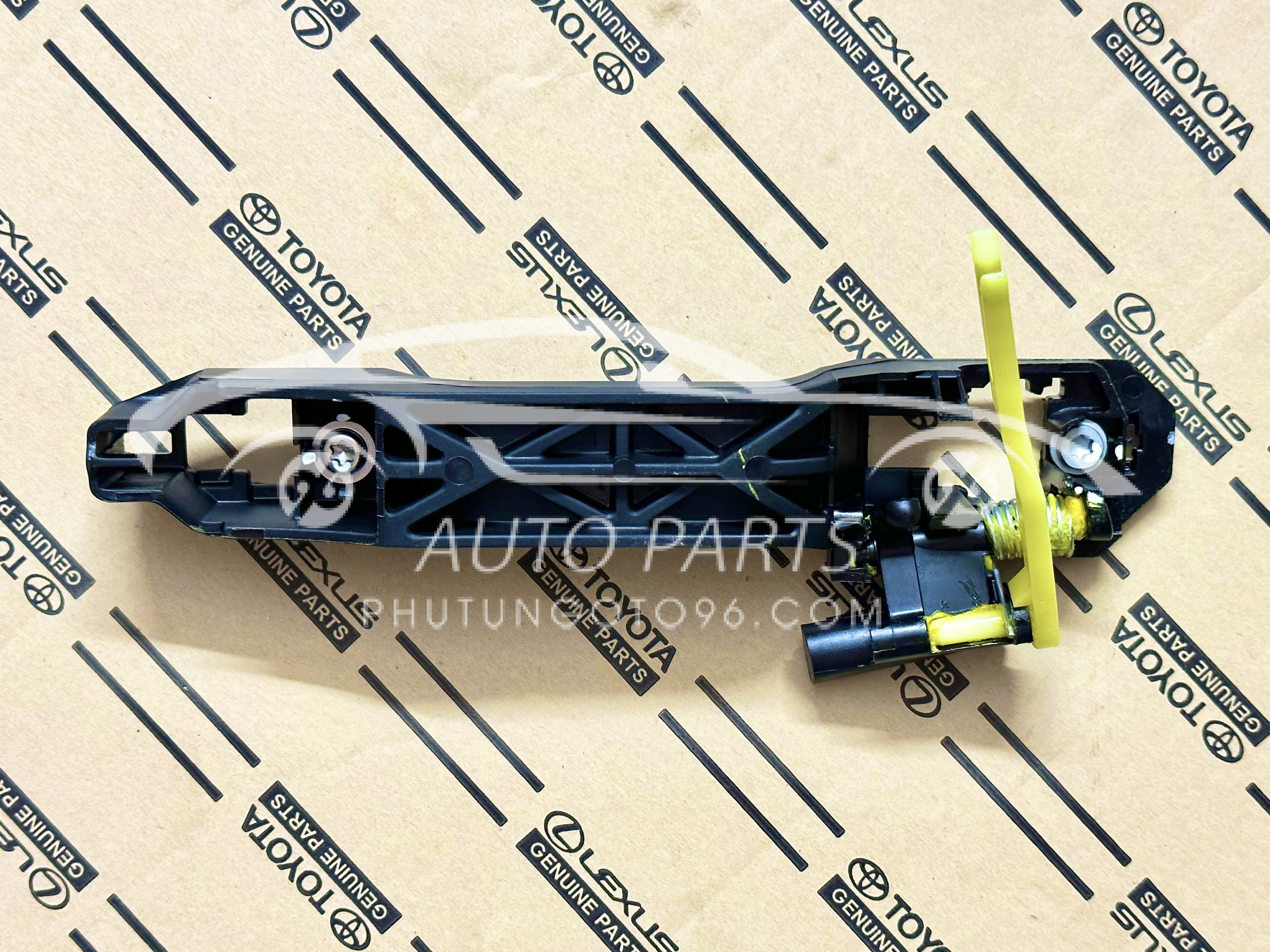 69204-0K040 Xương bắt tay mở cửa sau Innova 2006-2016 LH