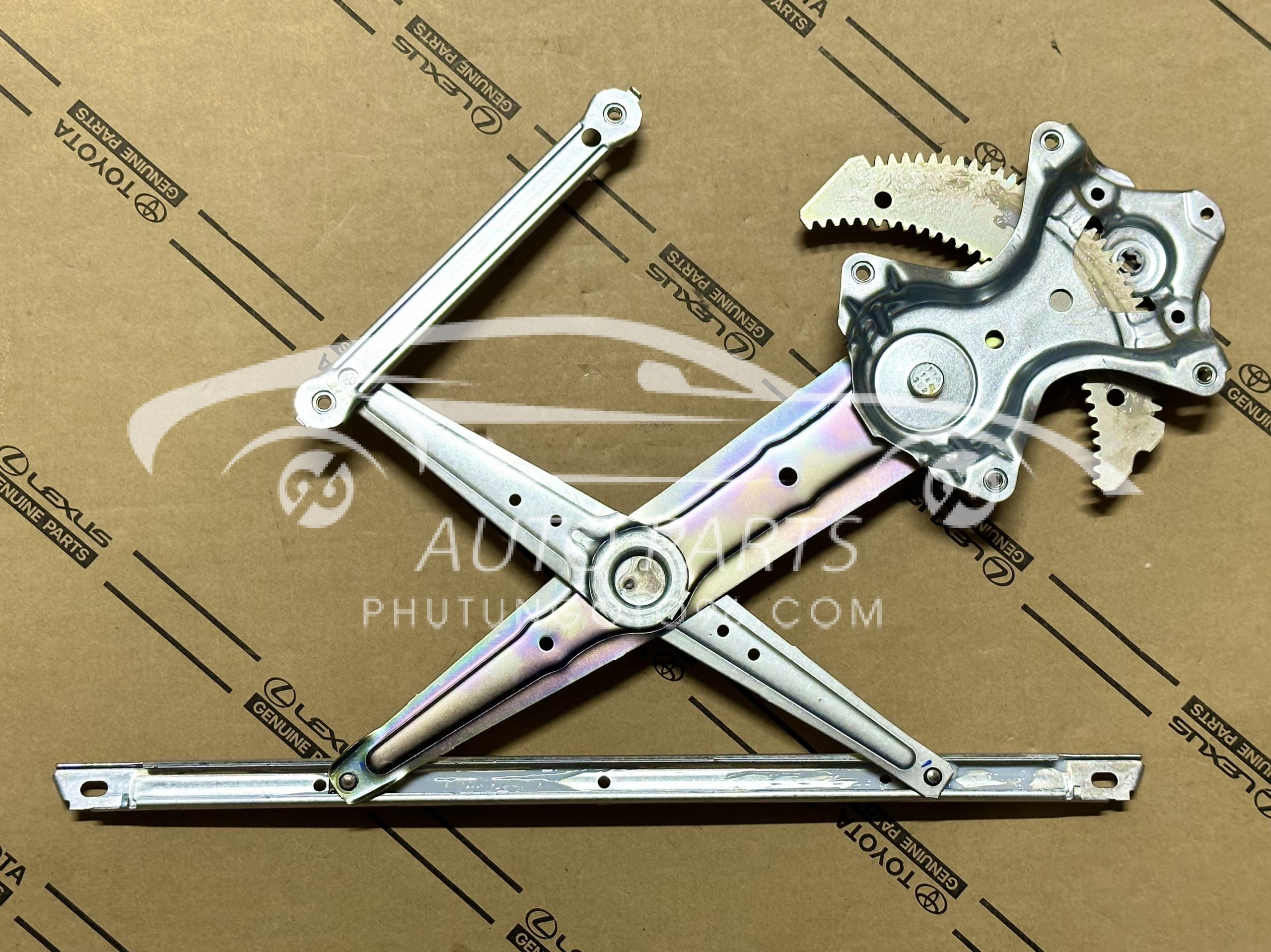 69802-0K140 Compa lên kính cửa trước Vios - Camry - Hilux - Fortuner 2017 LH