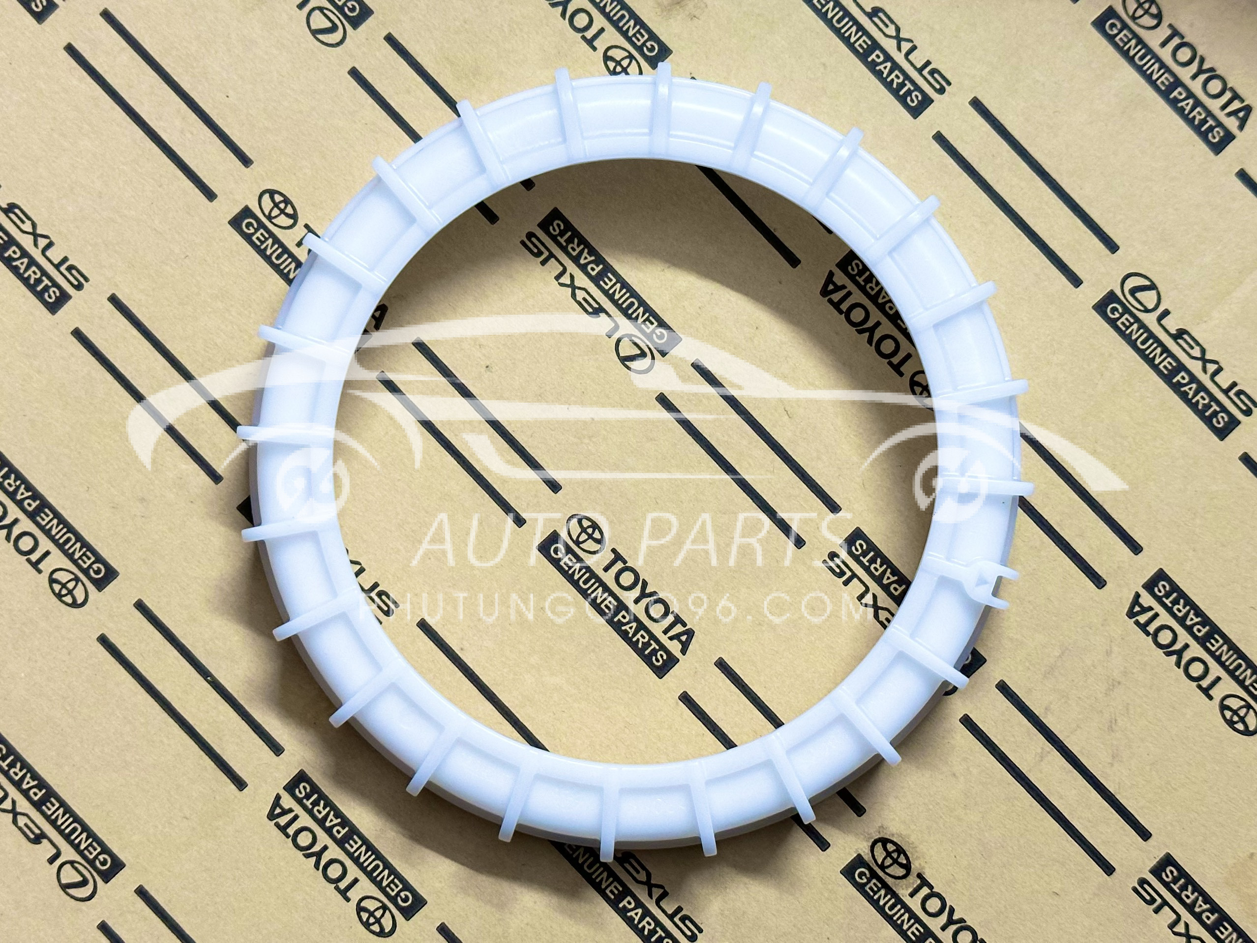 77144-0K010 Nắp khóa bơm nhiên liệu Hilux, Fortuner 2007-2013