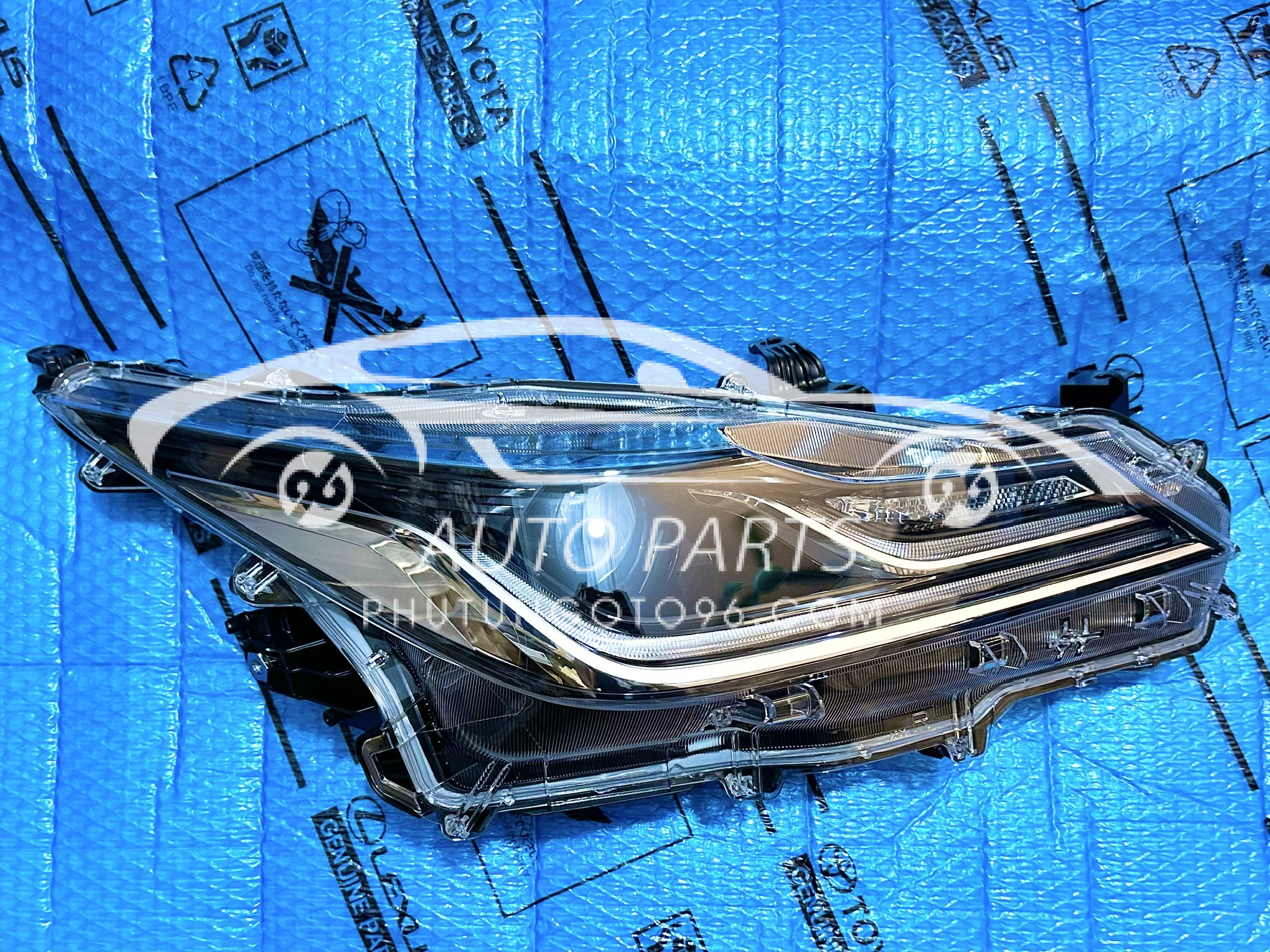 81110-02U20 Đèn pha Altis 2022 RH