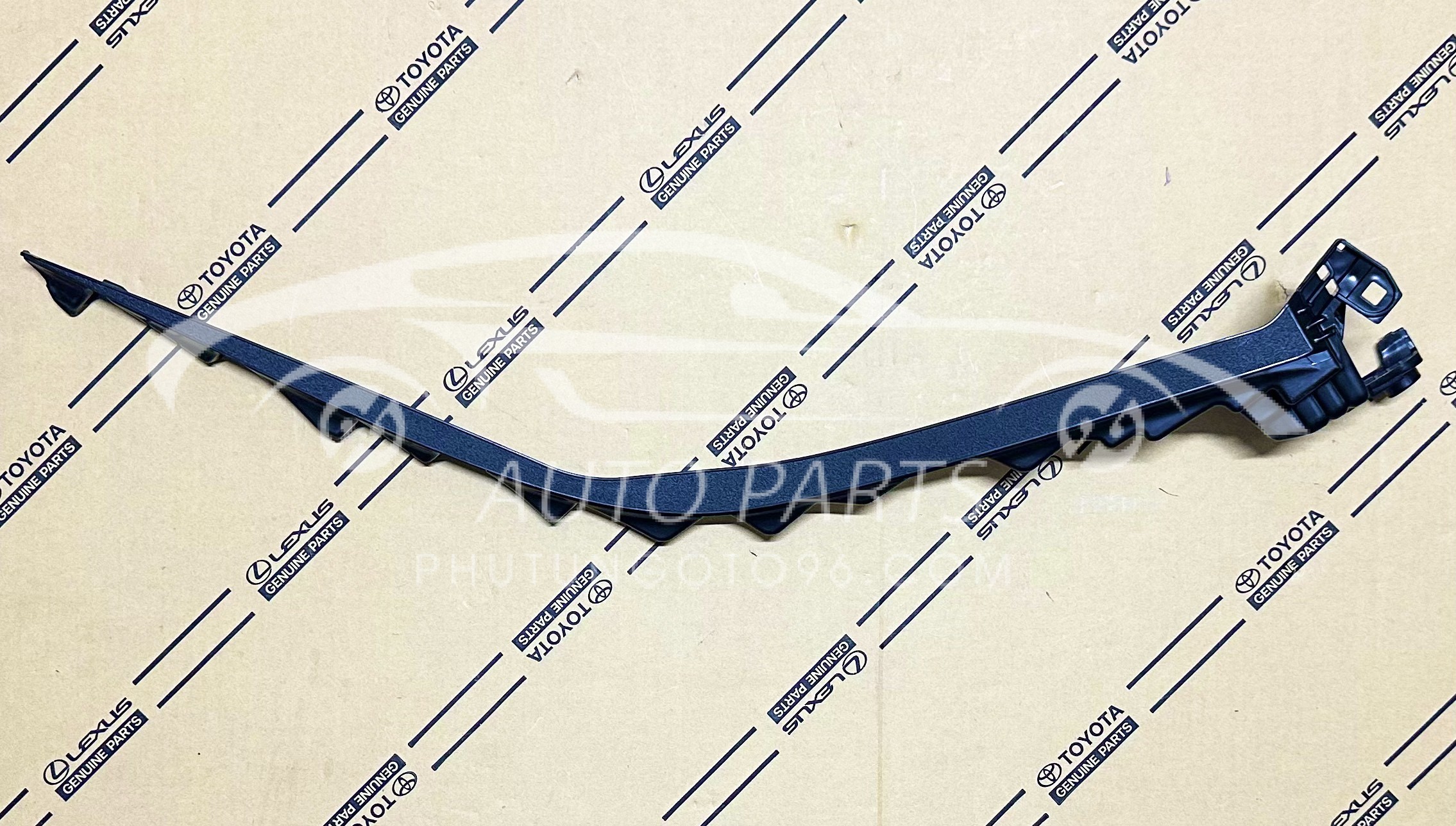 81116-0KL90 Nẹp trên đèn pha Fortuner 2020 RH