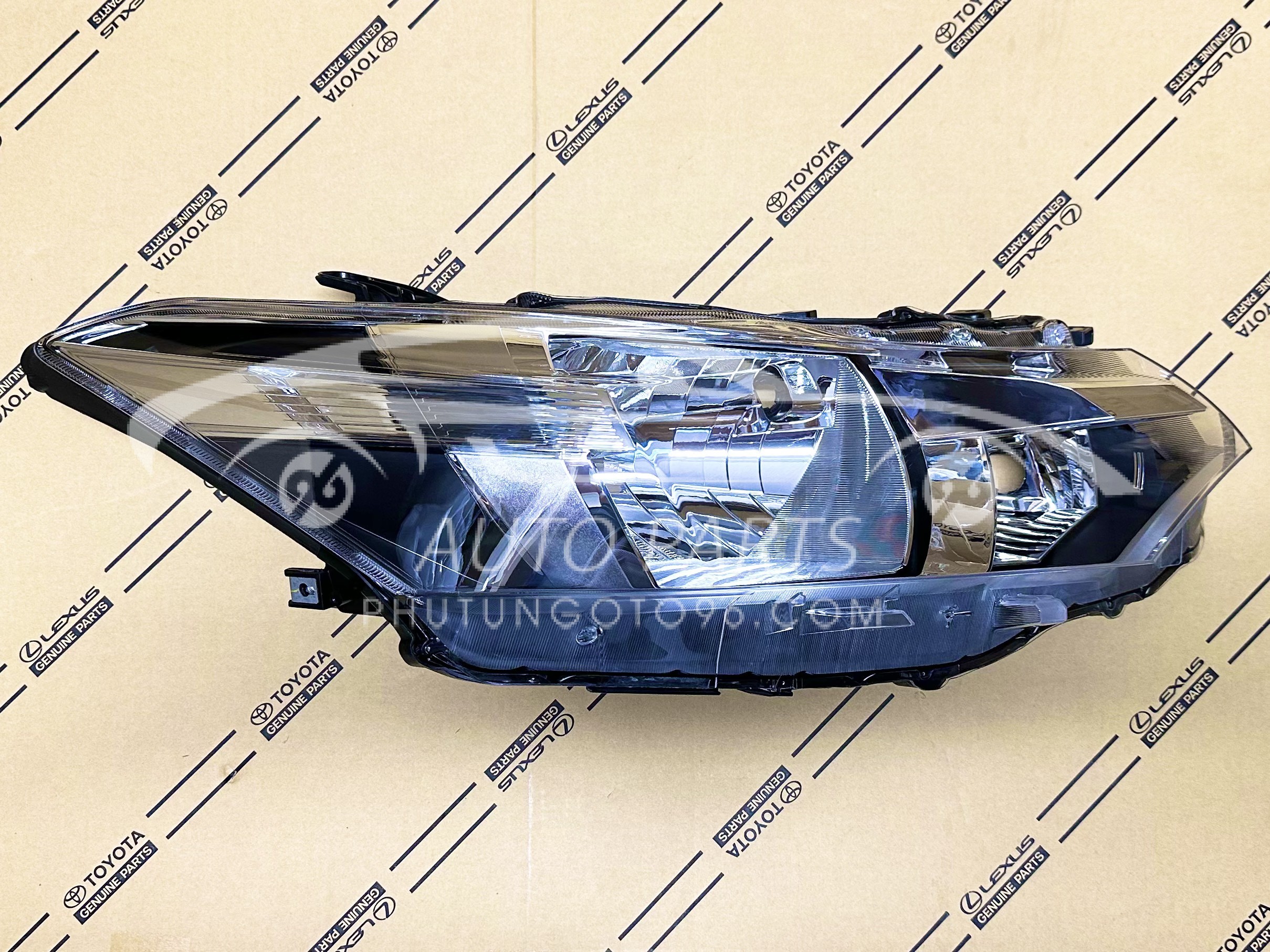 81130-0DK50 Đèn pha Vios 2014-2017 RH (Halogen)