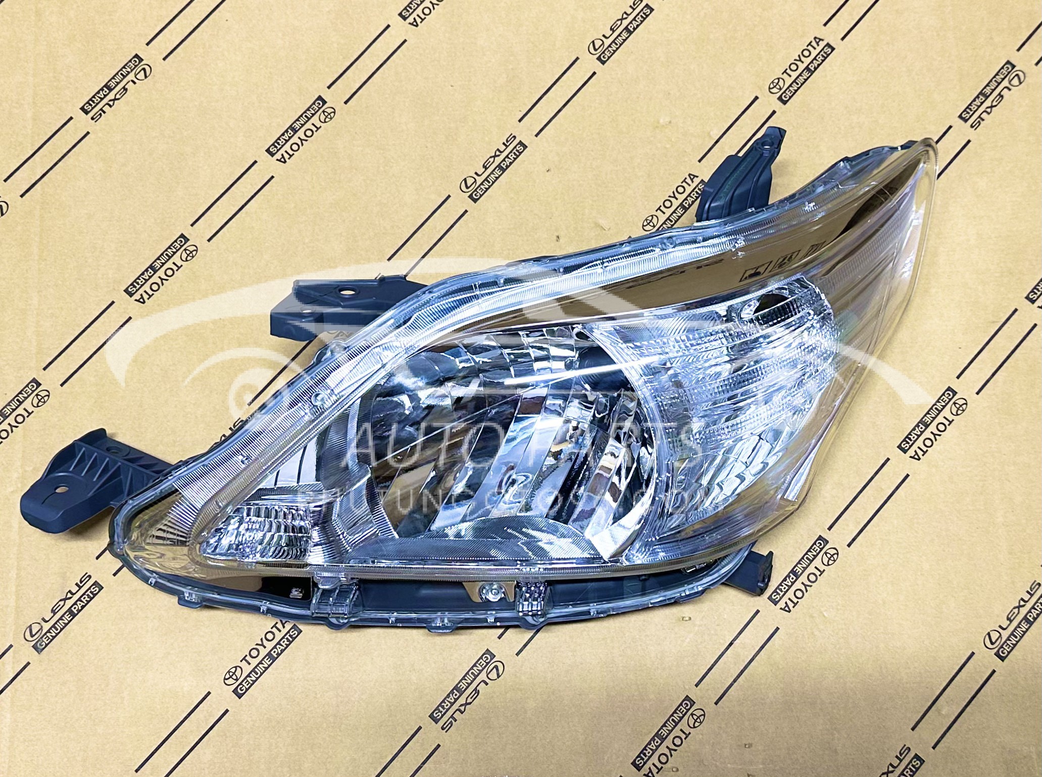 81170-0K520 Đèn pha Innova 2012-2015 LH