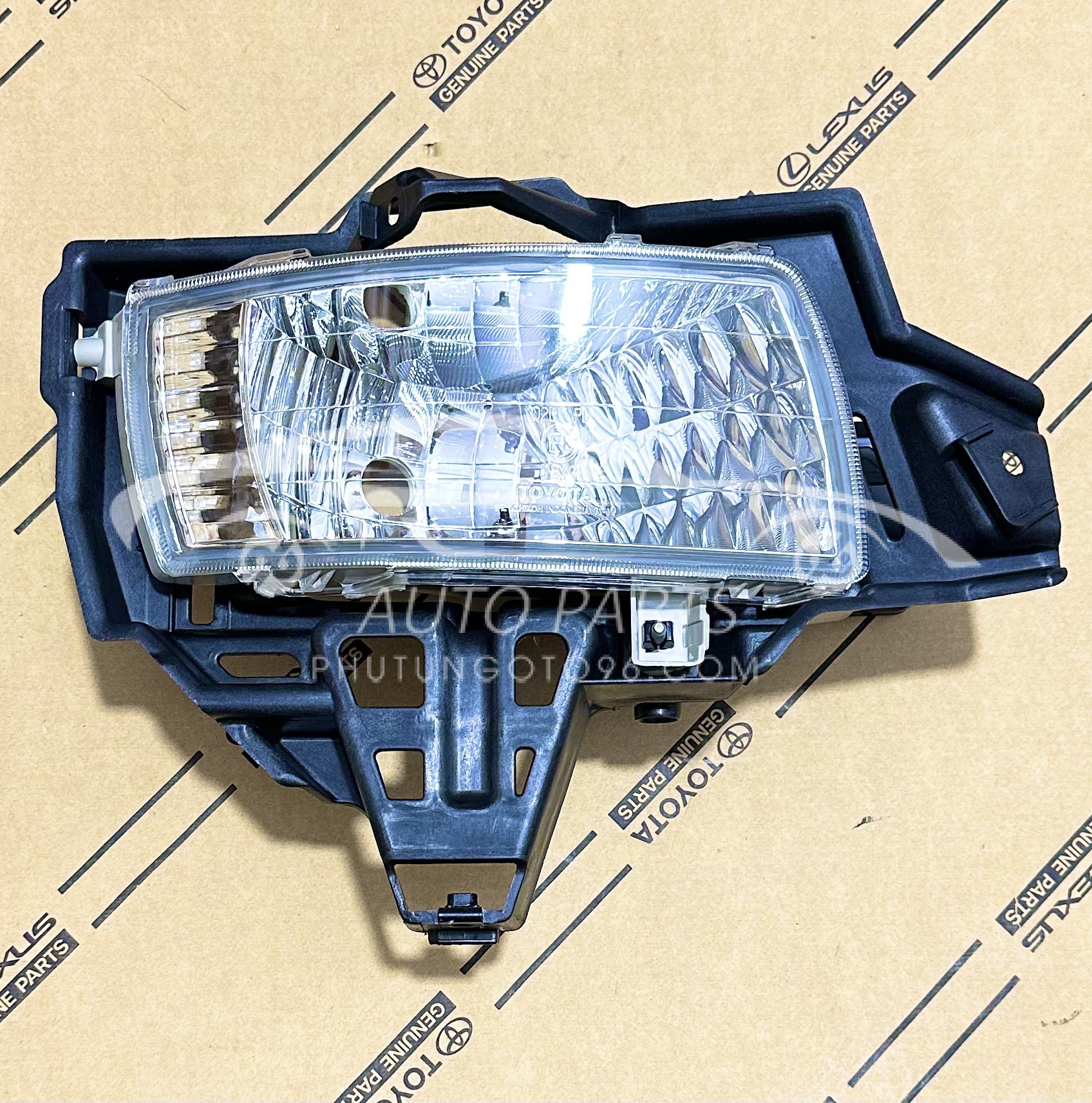 81211-0K090 Đèn ba đờ xốc trước Innova 2009-2011 RH