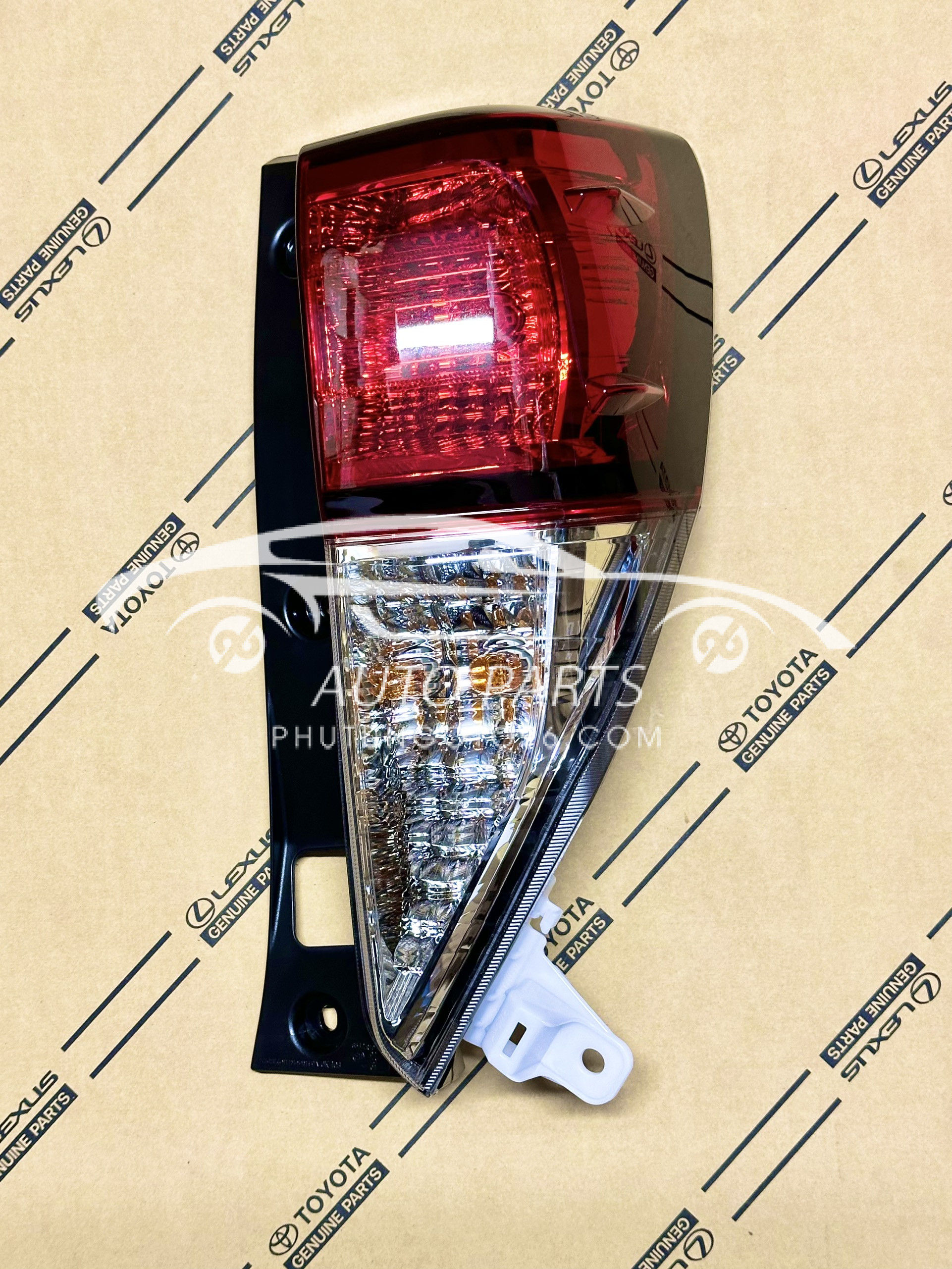 81550-0K630 Đèn hậu ngoài Innova Venturer RH