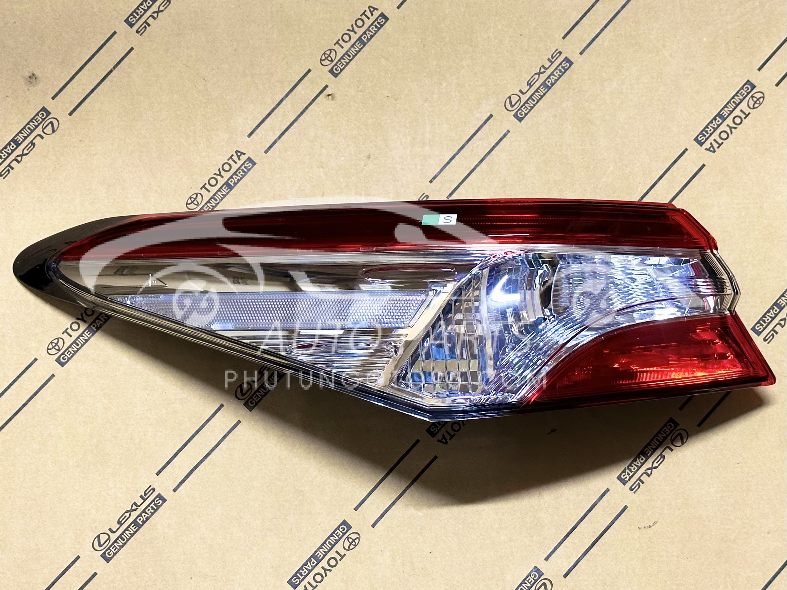 81561-06780 Đèn hậu ngoài Camry 2.0 2019 LH