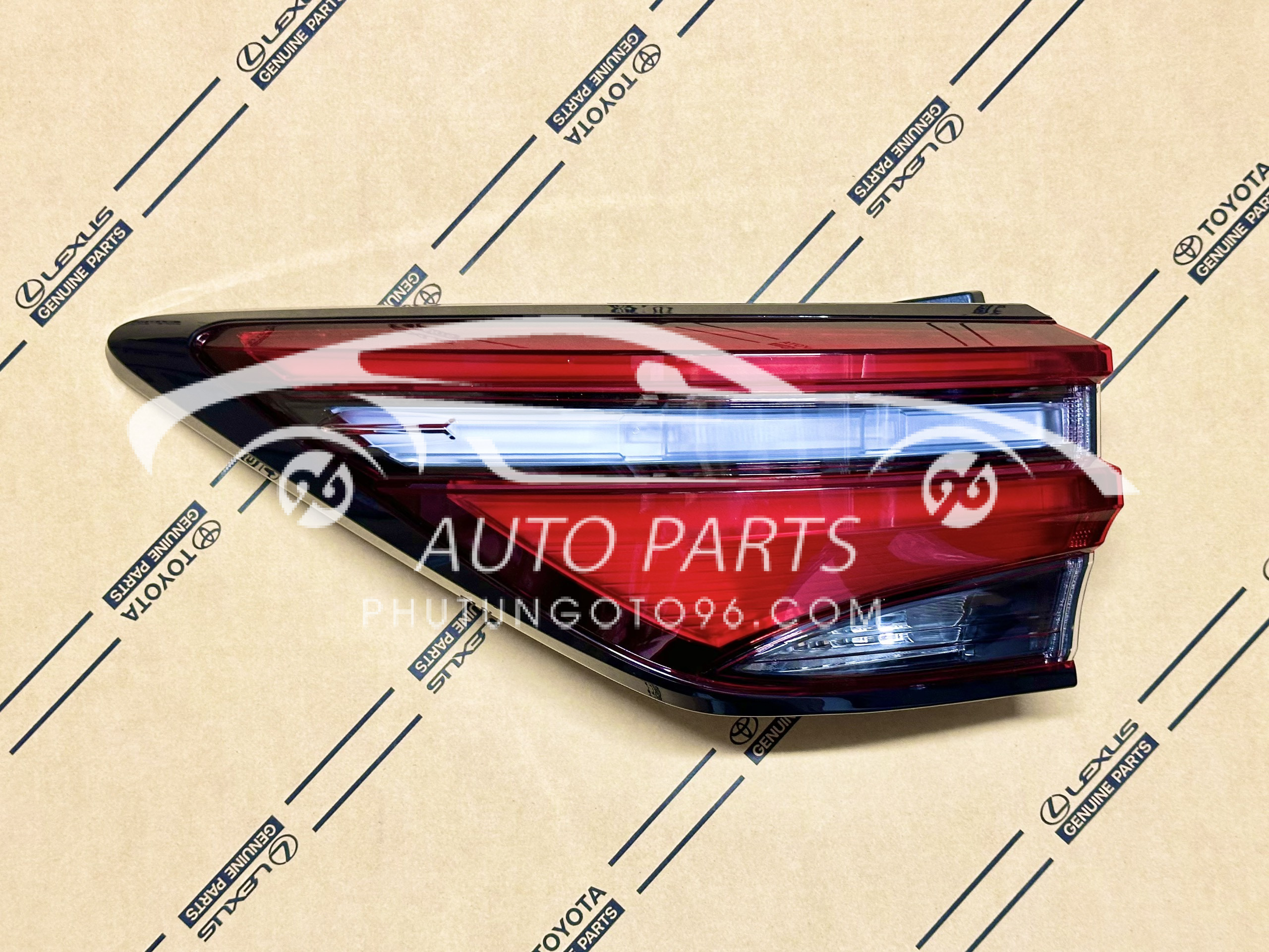 81561-0K540 Đèn hậu ngoài Fortuner Legender LH