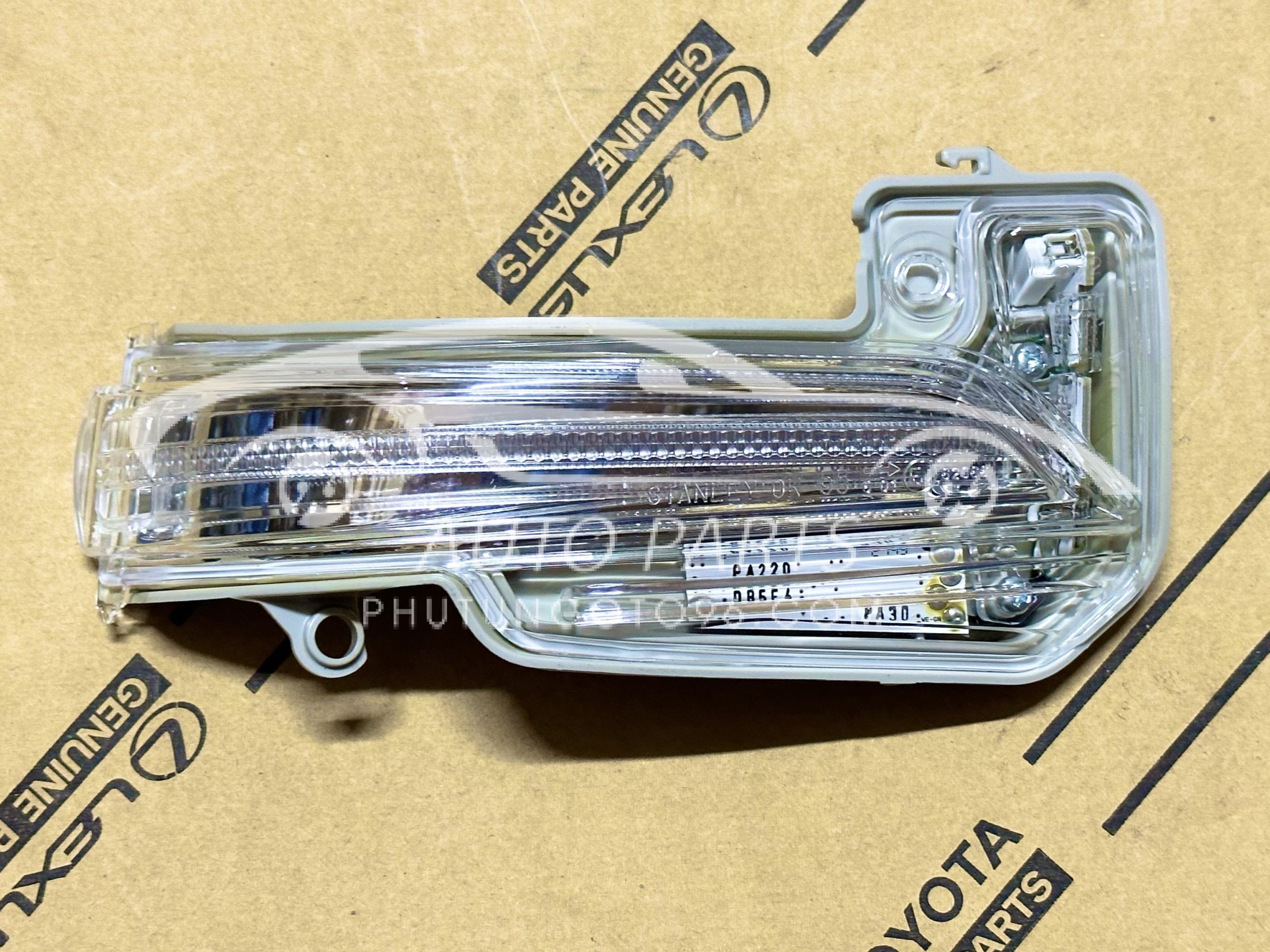 81730-0K070 Đèn xi nhan gương Innova - Fortuner - Hilux 2017 RH