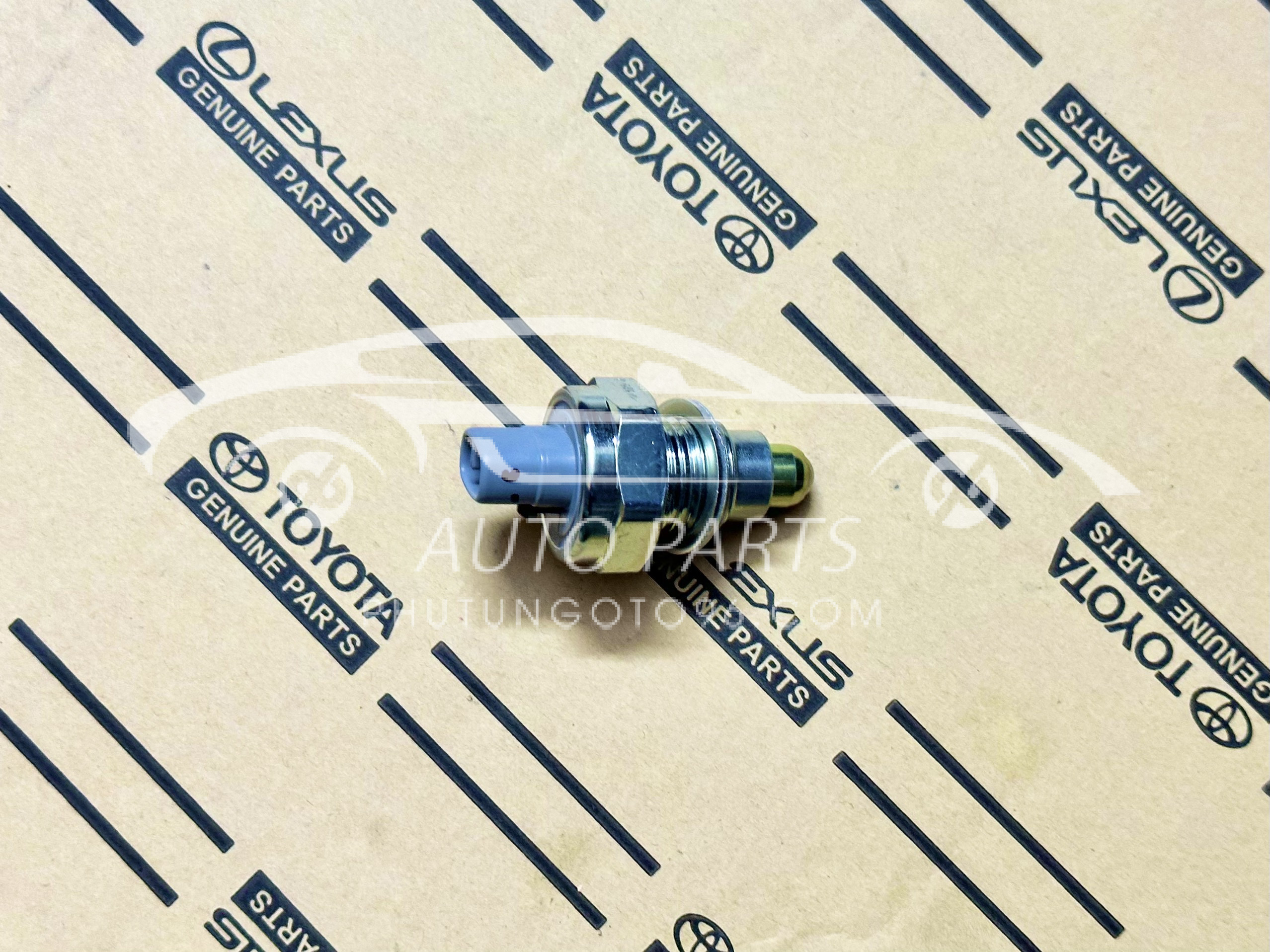 84210-04010 Công tắc đèn lùi Camry, Altis, Vios, Yaris, Innova, Fortuner, Zace, Hiace, Hilux