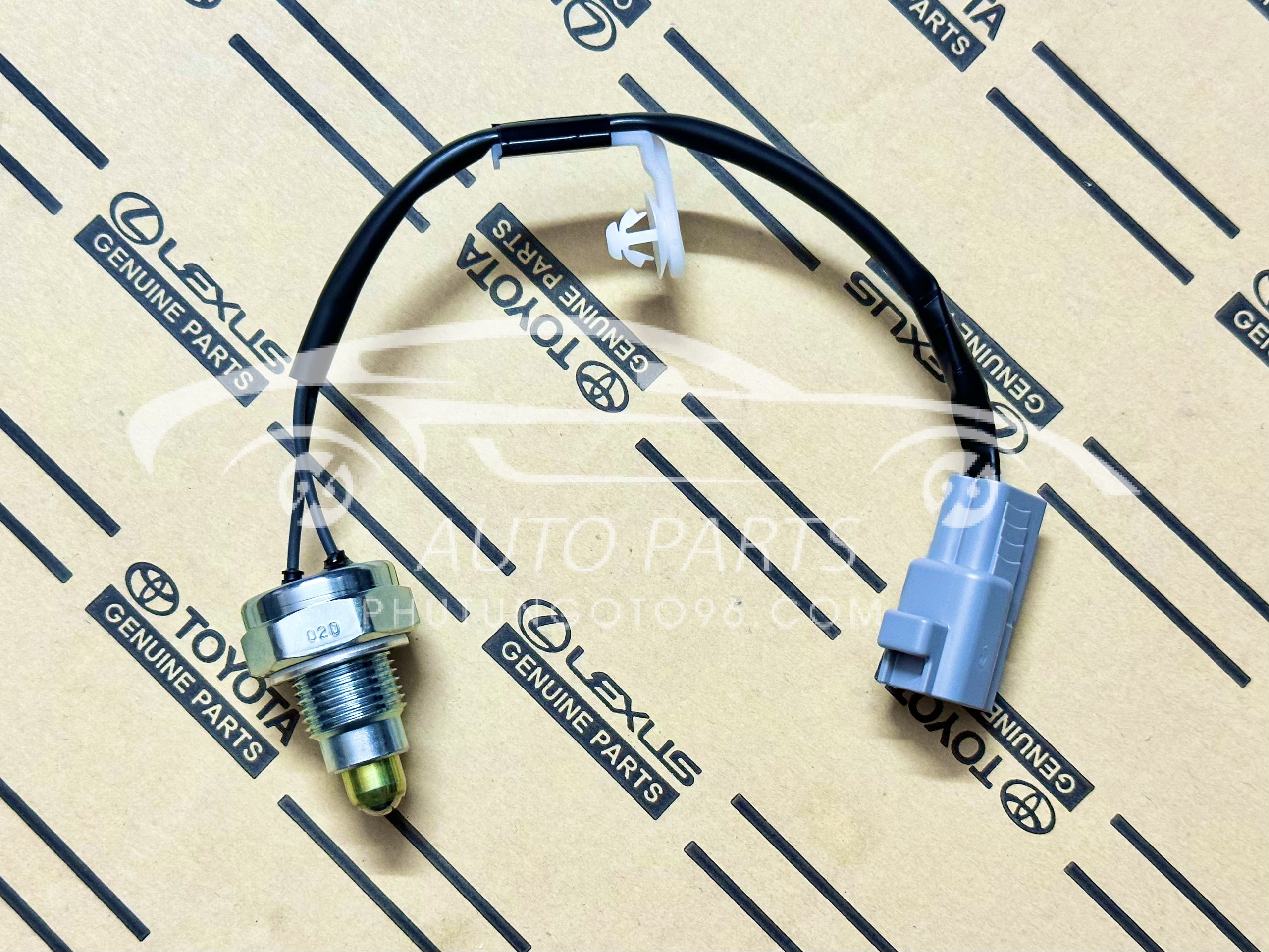 84210-52010 Công tắc đèn lùi Altis, Vios, Yaris, Innova, Fortuner, Hilux