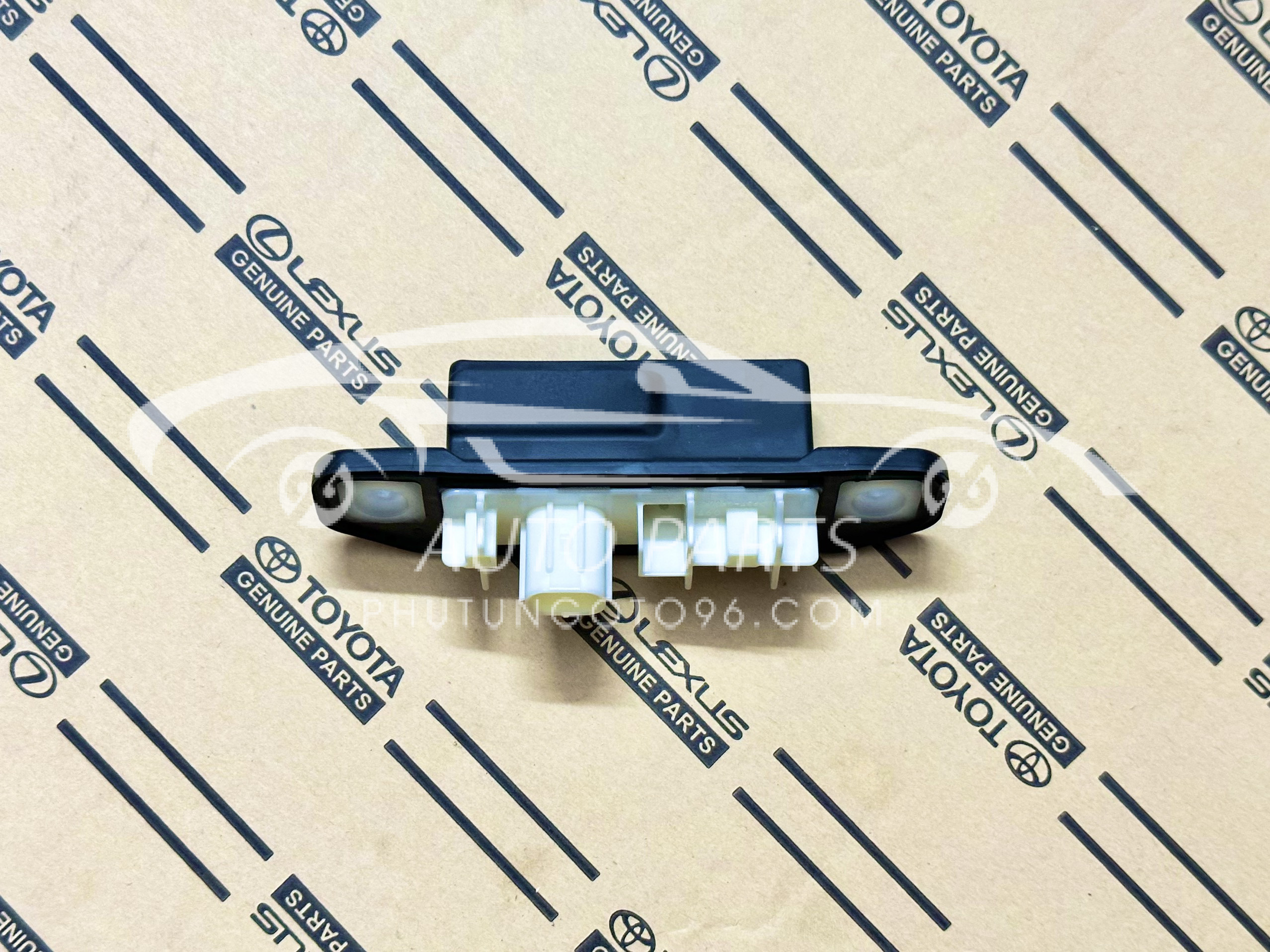 84840-0K050 Công tắc mở của hậu Fortuner, Yaris 2020-2022