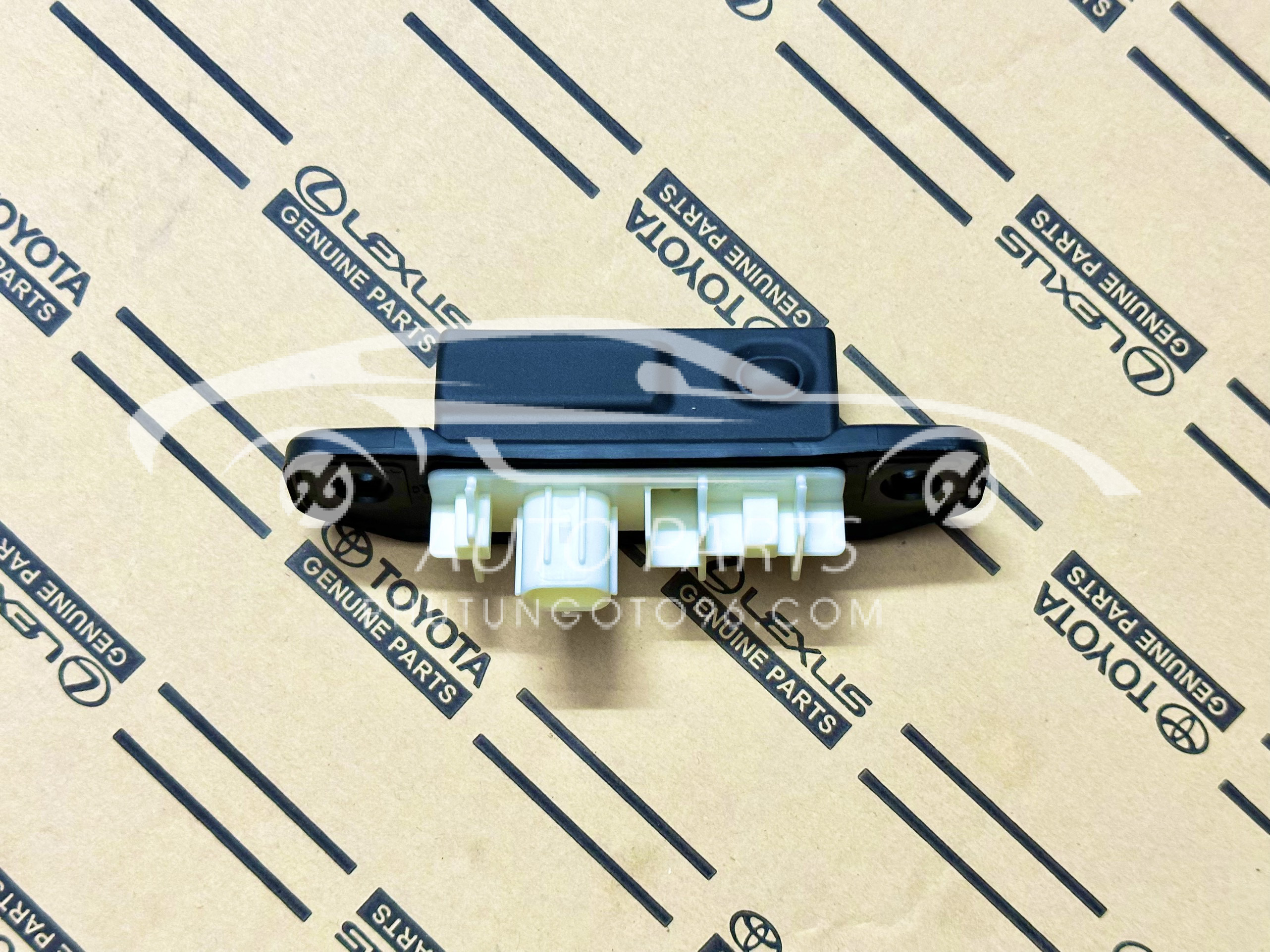 84840-B0020 Công tắc mở cửa hậu Veloz Cross 2021