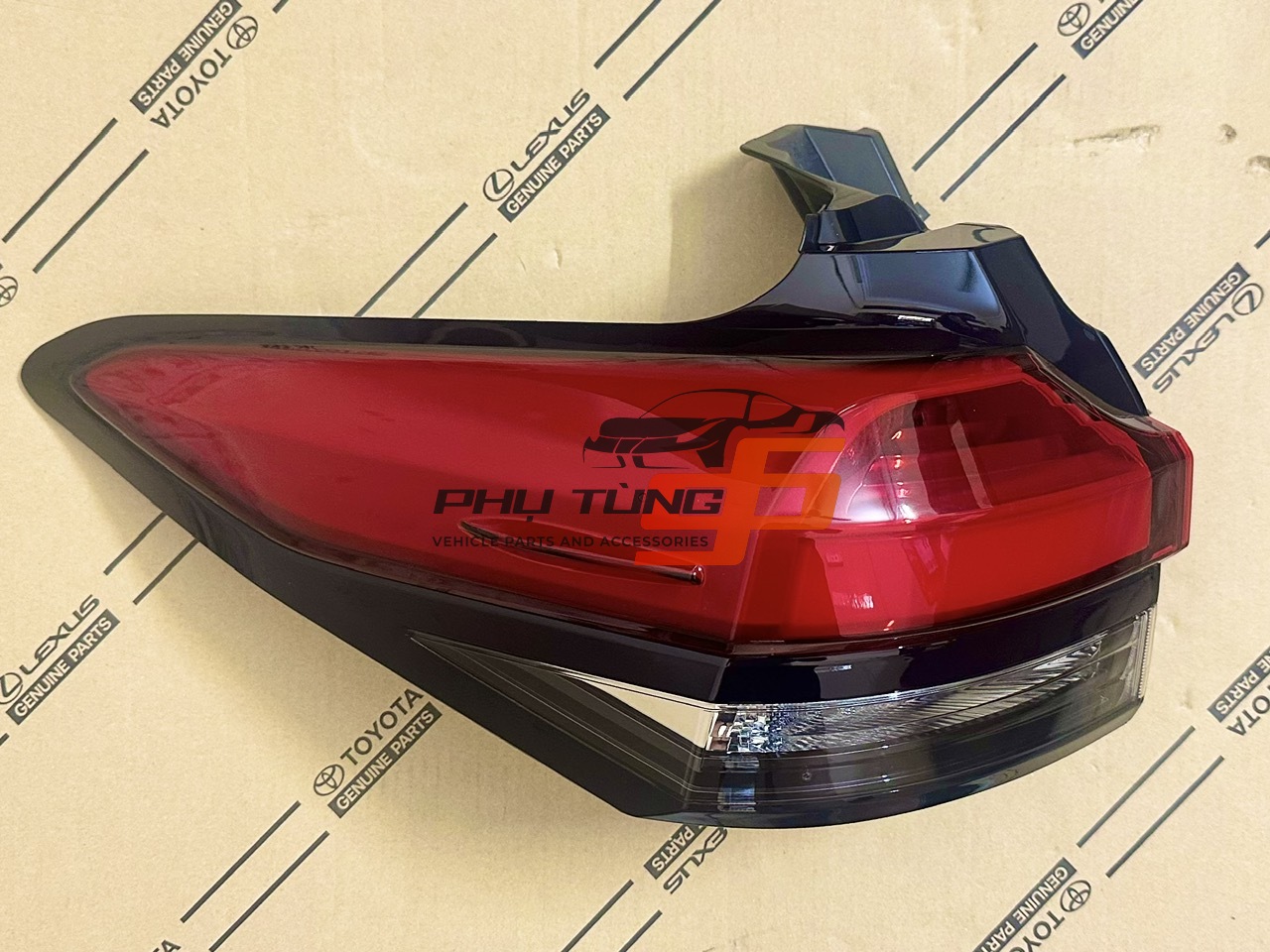 81561-VT050 Đèn hậu ngoài Innova Cross LH
