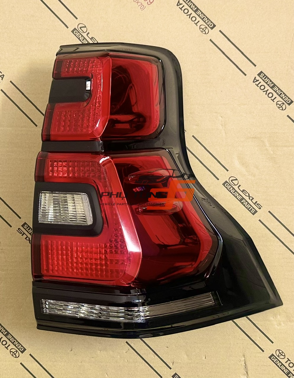 81551-60C30 Đèn hậu Prado  RH