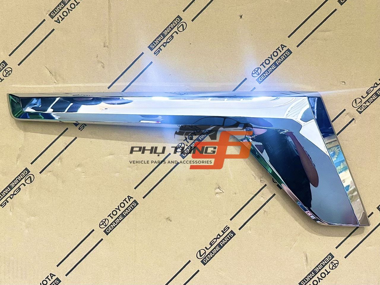 53181-60040  Nẹp Crome ca lăng Land Cruiser 2015 RH