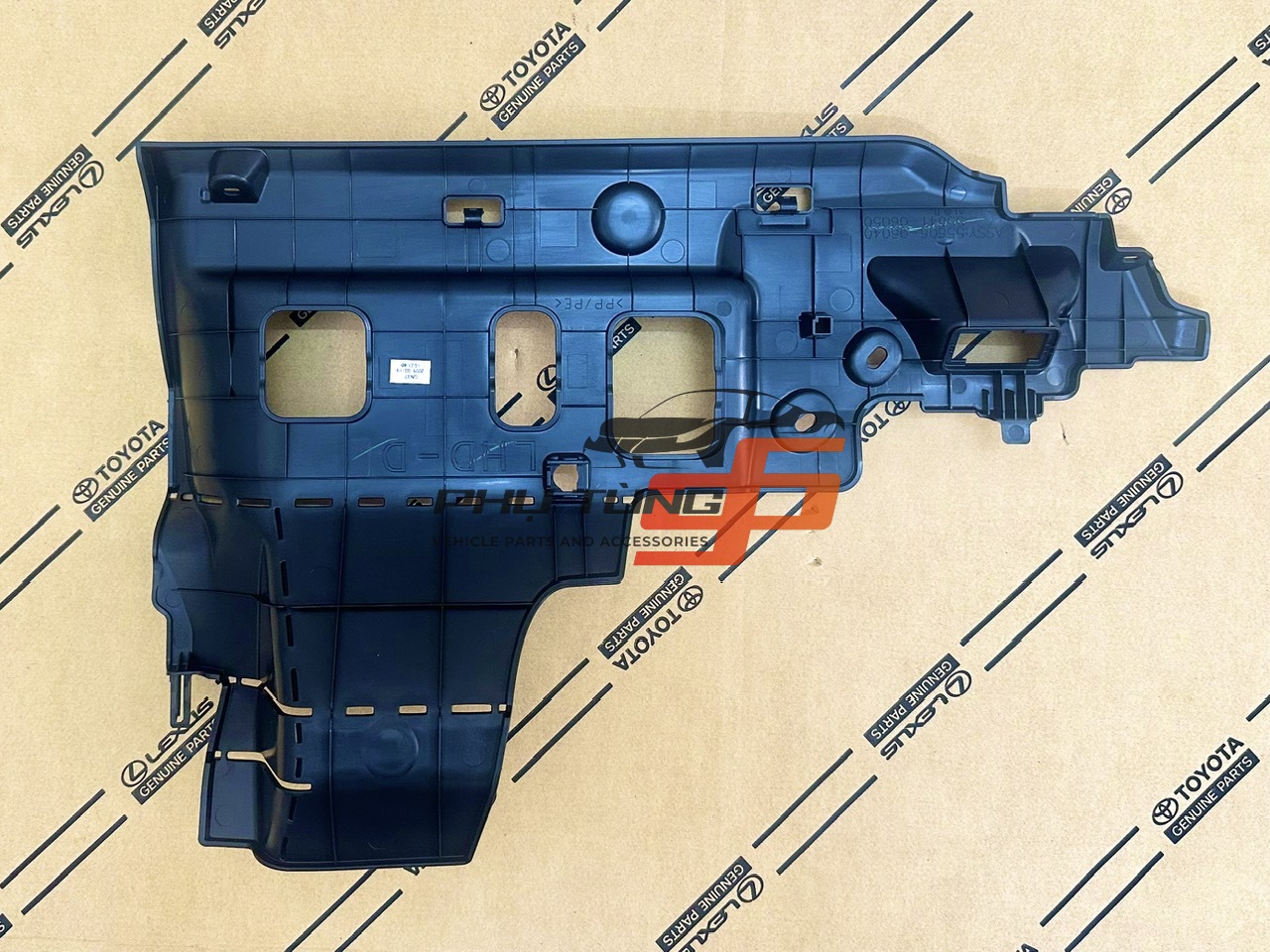 55606-06040  Miếng ốp nhựa dưới Taplo Camry 2024