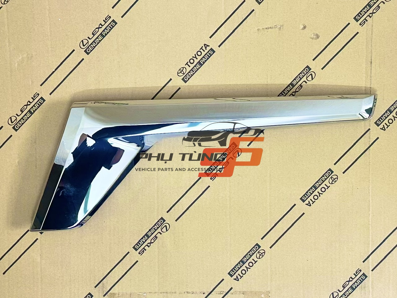53182-60040  Nẹp Crome ca lăng Land Cruiser 2015 LH