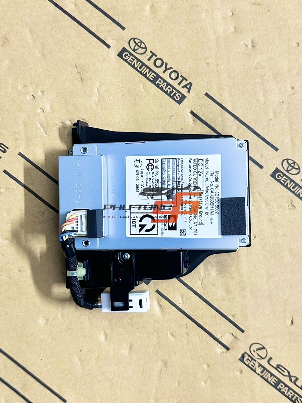 861C0-60021	Hộp điều khiển sạc không dây Land Cruiser 2019